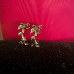 Silvriga örhängen  - Säljer mina fina silvriga örhängen som passar fint till våren/sommaren. Har använt ett par gånger, säljer de pga ingen användning av de längre då jag använder mer guld än silver. De är rostfria och sitter bra och snyggt. Skriv för tydligare bilder💕