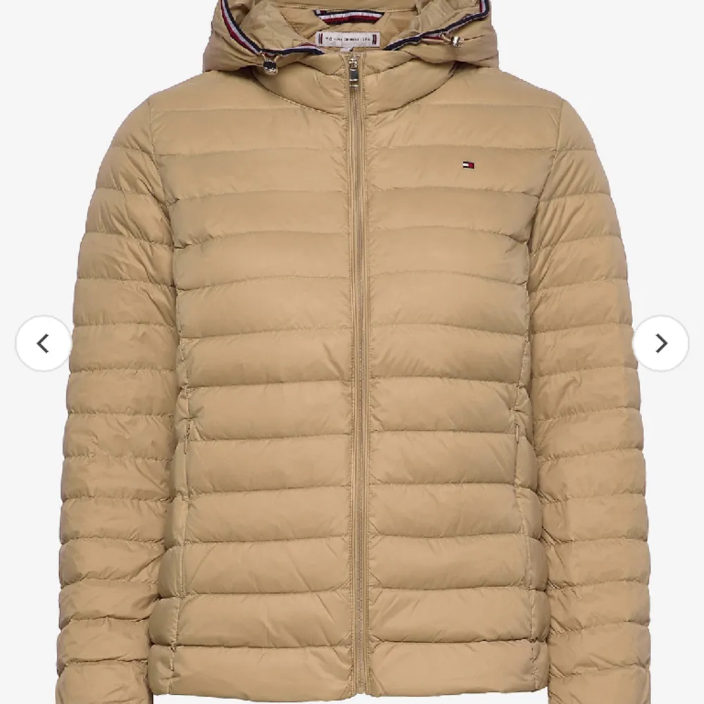 Helt ny jacka från Tommy Hilfiger i storlek xs. Inte använd då jag fick en annan samtidigt och nu är denna för liten. Nypris 2300 mitt pris 1400.. Jackor.