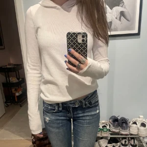 Stickad Hoodie  - Jättefin stickad Hoodie som är använd 2 gånger (bra skick). Säljes då den inte kommer till användning föt mig. Köptes för 500 kr och säljes för 250. Färgen är beige vit. Passar xxs till s. Slutsåld från zara. 