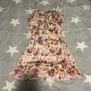 Klänning - Jättefin klänning från shein i storlek s 🤍 i jätte bra skick! 💕🤩 Använd gärna ”köp nu” ☺️