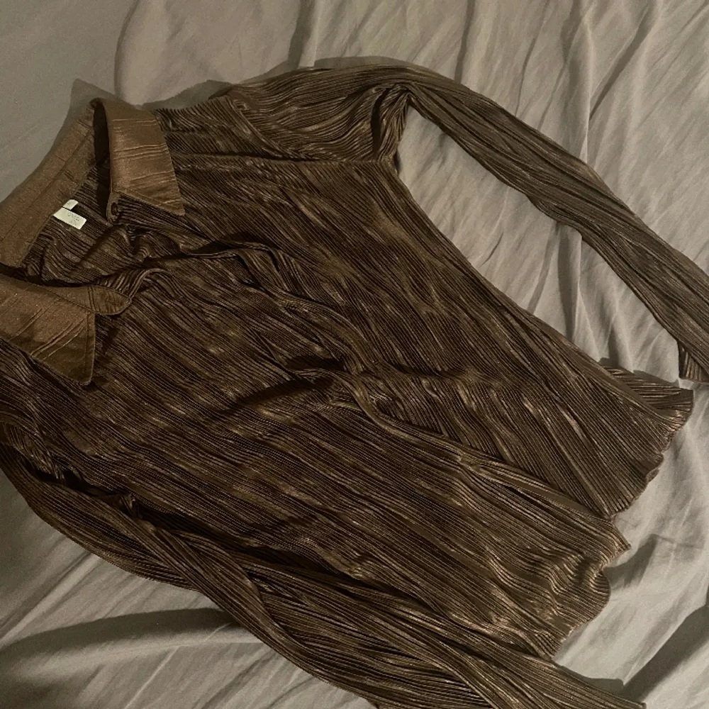 snygg brun plisserad skjorta / blus 🌟från nelly. Skjortor.