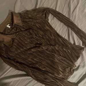 snygg brun plisserad skjorta / blus 🌟från nelly