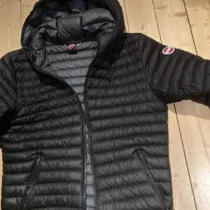 Colmar jacka - Säljer min snygga Colmar jacka med inga hål. 8,5/10 skick. Han på bilden är 173. Skriv vid frågor och funderingar. Jackan är såklart äkta!