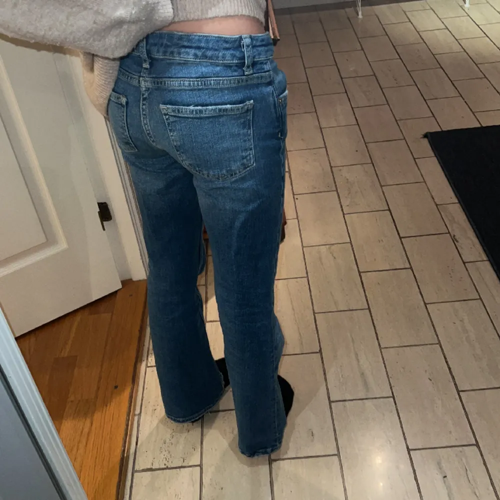 Gina Tricot Young jeans i storlek 146. Passar mig som är 160 ungefär. Säljer då jag inte tycker om passformen på mig.  Ser inte använda ut, inga defekter/slitage.  Nypris 300 kr Säljer för 100 kr+ frakt 📦 . Jeans & Byxor.