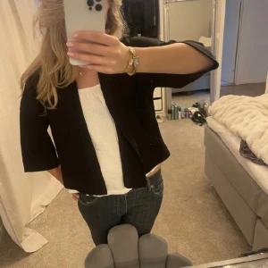 Svart kofta  - Fin svart stickad kofta från Lindex 