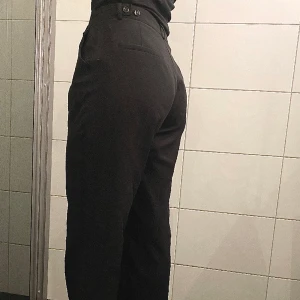 Kostymbyxor  - Svarta kostymbyxor ifrån Madlady. Storlek S men har mer loose fit. Använda men i fint skick 💗