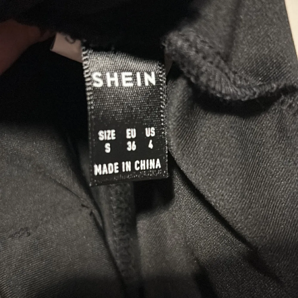 Svarta träningsbyxor från shein med stora djupa fickor på båda sidor i storlek S. Jeans & Byxor.