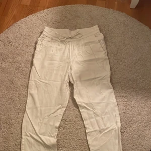 Linnebyxor den Vero Moda  - Ett par linnebyxor som är korta i modellen med fake fickor bak till. Använd några förtal gånger.