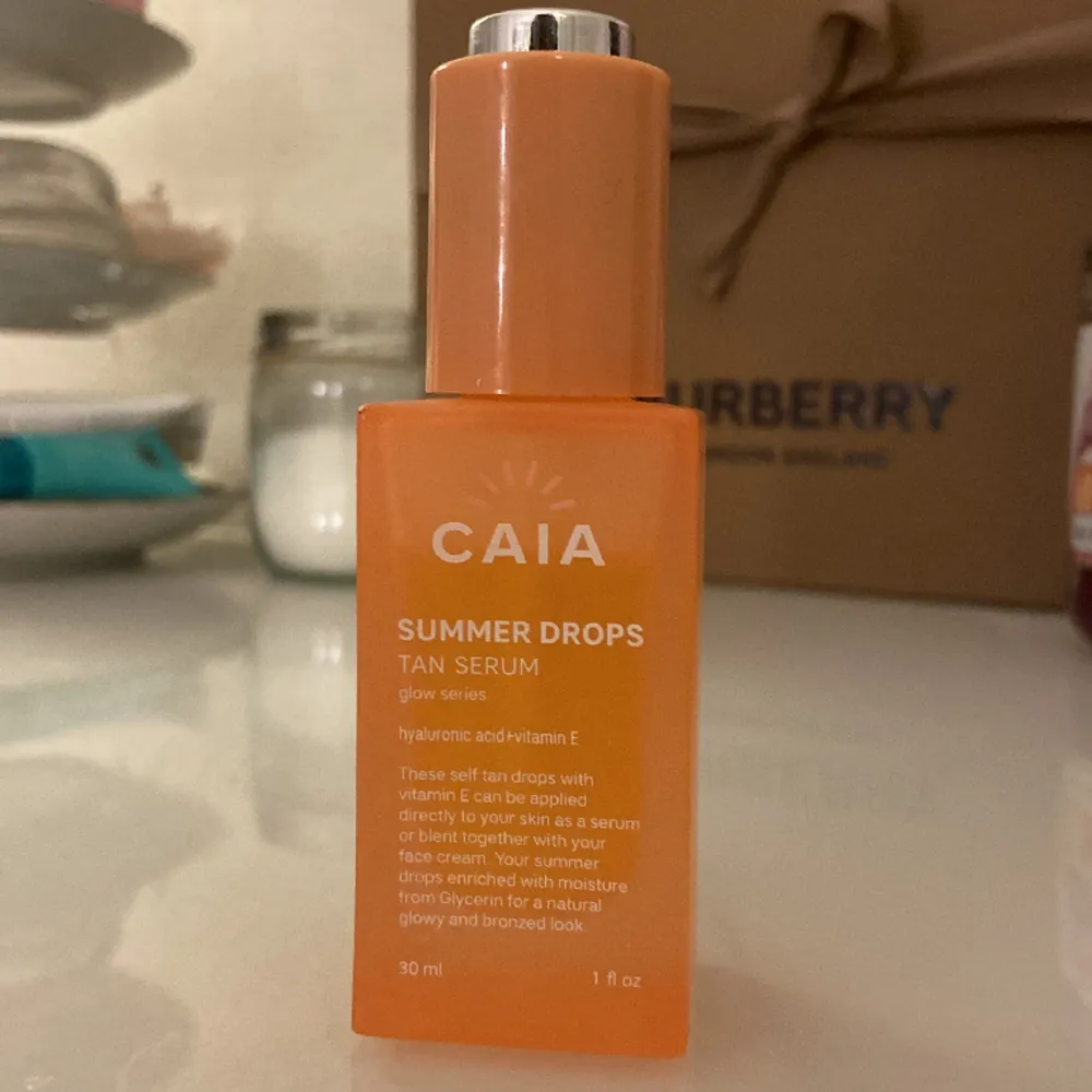 Jättefint tan serum ifrån Caia! Ger en jämn och fin färg med lyster. Har två stycken så säljer ena. Ca 3/4 kvar i flaskan. Originalpris 295kr. Övrigt.