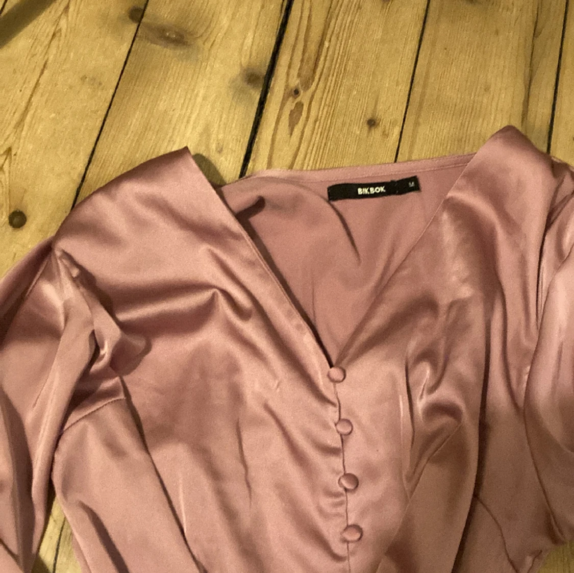 Rosa blus med vackra detaljer - 91