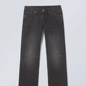 Gråa/svarta jeans  - Jättebra skick och fina. Säljer då jag inte använder längre. Skriv t mig för fler bilder.