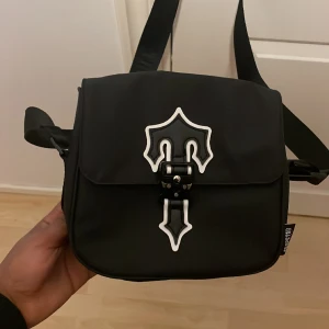 Trapstar väska  - Hej säljer min trapstar väska då jag inte använder den har haft på mig den cirka 1-3 gånger skick är som ny
