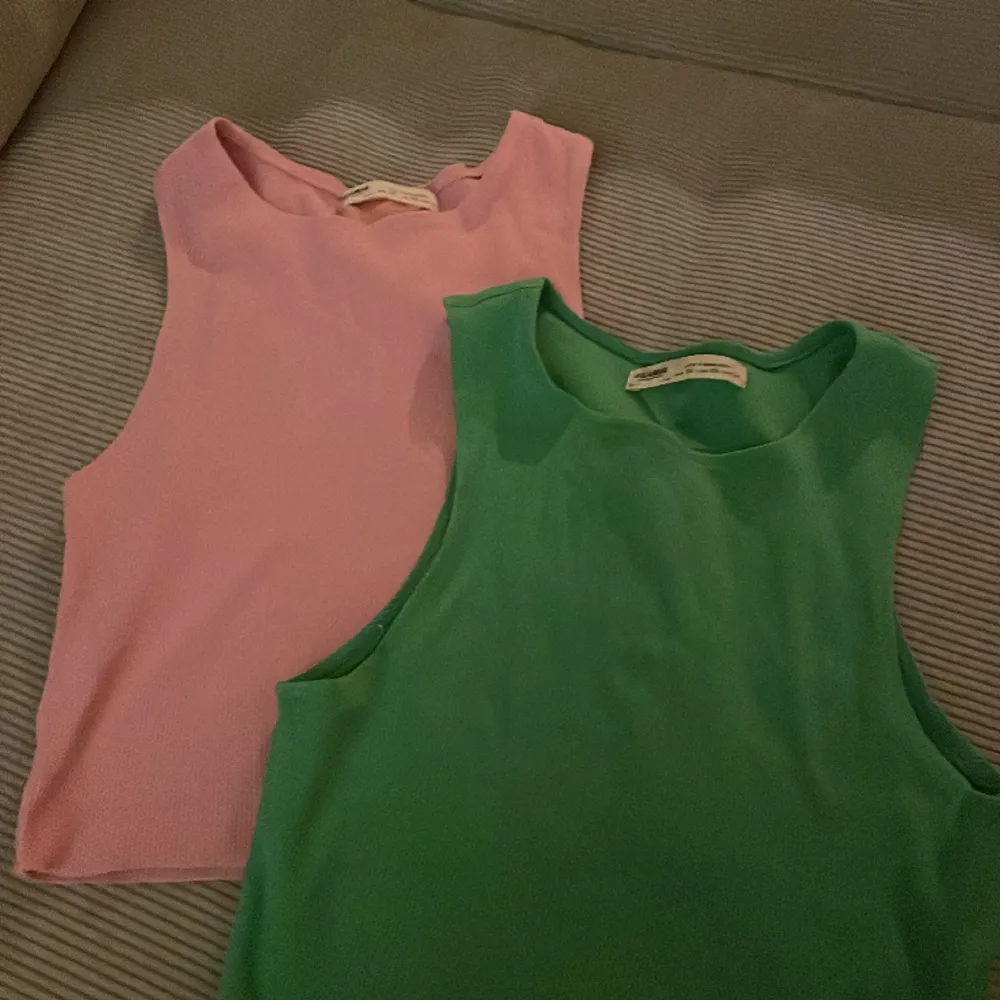 Säljer 2 två linnen ett i grönt å ett i rosa på grund av att de inte används, det ska se ut som att de ska vara avklippta där nere, inte ut som har gjort! Mycket gott skick inte så mycket använda! ☺️. Toppar.