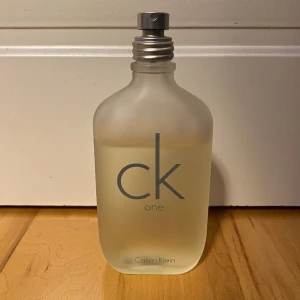 Calvin Klein - CK One EDT 100ml - Använd, ungefär 75ml kvar? En 50ml flaska ny ligger på 400kr enligt google så kör på 400kr. Låter rimligt :D