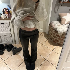 Skinnbyxor i bootcut - Assnygga skinnbyxor med bootcut från Gina som tyvärr inte säljs längre. 