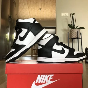 Nile Dunk Panda - Säljer ett par unika eftertraktade panda dunks. Billigt pris! Först tillkvarn