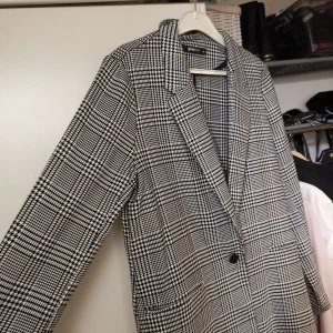 Kappa  - Säljer min rutiga kappa från ginatricot i storlek 38 