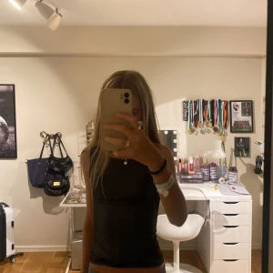 Jättefin glittrig festtopp🪩✨ - Glittrig figurnära tank. Den är mörkglittrig och är gjort i ett väldigt skönt material. Aldrig använd men lappen är borta. Passar väldigt bra på fest men går att styla ner till vardags. Storlek XXXS men passar XXS och kan passa XS.  Fråga på💗!