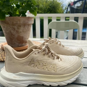 Hoka mach 5 - Jättefina och använda endast en gång därav sulan inga defekter bara lite från den användningen. Köpta för 1200kr. Storlek 36 2/3. Jättefin beige/rosa färg. (536x22, V507, W191) 💘💘💘 perfekt sko till löpning, promenader och en vardaglig sko 