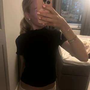 Topp💕 - Svart topp i storlek 11-12 år men skulle säga att den är som en xxs/xs💕