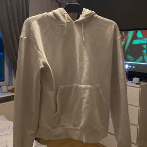 Vit hoddie  - Hoddie från Na kd 