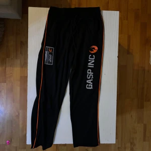 GASP-byxor storlek S - Träningsbyxor från gasp. Byxorna är köpta på Pandabuy och var aldrig använda p.ga för liten storlek. Storlek: S