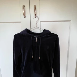 Mörkblå juicy  - Mörkblå juicy tröja i fint skick då den knappt är använd💕