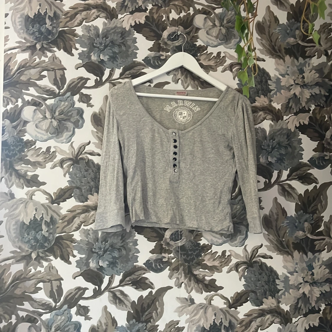 Grå tröja, med knappar