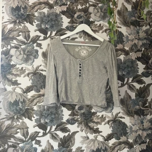 Grå tröja, med knappar  - Använd i runt 2 gånger 