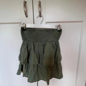 Vero Moda kjol   - Super fin grön kjol från Vero Moda, säljer då den aldrig kommer till användning💚 Passar både XS-M då den är stretchig 
