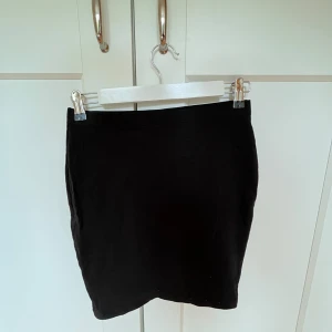 Svart kjol  - Super snygg svart tajt kjol från hm!❤️