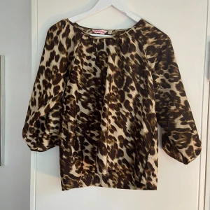 leopard shirt with puffy sleeves - leopard shirt with puffed sleeves in size S🩷