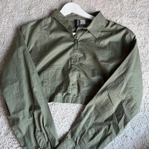 Mörkgrön skjorta  - Mörkgrön cropad skjorta med knappar  Använd 1 gång 