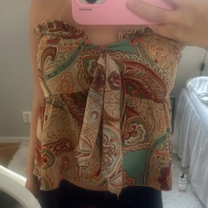 Tubtopp - Säljer denna fina tubtoppen som inte har kommit till användning. Nytt skick, hör av er om ni har frågor💗pris går att diskutera 