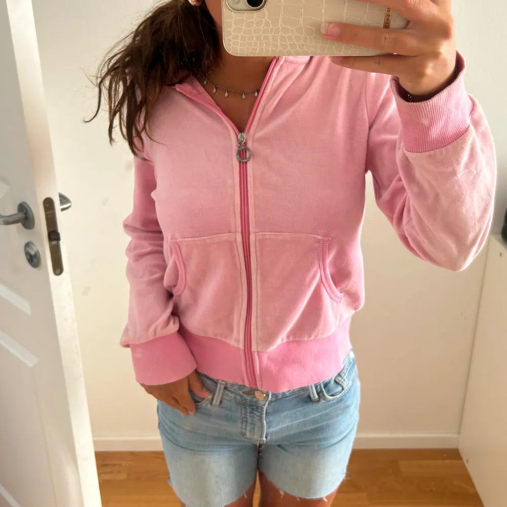 Jättesöt Rosa zip hoodie, skönt material, ganska kort. Storlek XS-S. Hoodies.