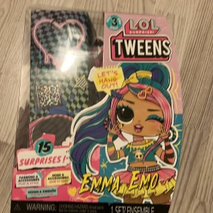 Emma emo lol docka  -  Säljer en docka jag haft sen jag varit typ 7, alla grejer finns kvar och dockan är i fint skick men luggen är lite krispig. det finns 2 hårspännen, en kam, en väska, och ett hårspänne med rosa hår. köparen står för frakten