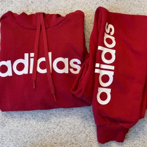Adidas set - Super fint adidas set i jättefin mörkröd. Storlek xs, aldrig använt då det var lite stort för mig 🩷
