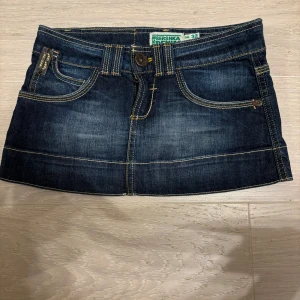 Mini kjol från bershka - Säljer denna supersnygga minikjolen i denim från bershka   Den är i st xs men skulle säga att den också passar en xxs 