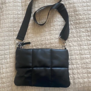 Svart mjuk väska - Basic snygg svart väska med justerbart axelband med lite silverdetaljer