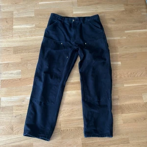 Carhartt Carpenter Pants  - Ett par snygga carhartt byxor som inte får så my jet användning. I väldigt bra skick utan slitningar osv. Skriv om det finns fler frågor 