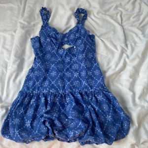 Oanvänd Zara klänning - Säljer denna super söta zara klänning då den va för stor och jag aldrig hann lämna tillbaka pga resa. Den har några fläckar inuti som fanns där när jag fick den. Den har bara testats. Original priset är 499 och den är helt slutsåld. 💕💕