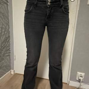 Gina tricot jeans lite slitna längst ner som ni ser på sista bilden pris kan diskuteras!