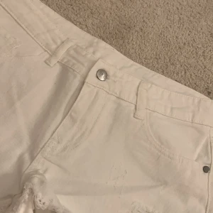 Köp de här vita shortsen  - Vita lågmidjade shorts, helt oanvända men superfina