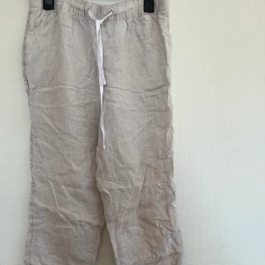 Linnebyxor - Linnebyxor från H&M. Lappen är borta och därför vet jag inte vilken storlek dem är men jag har sytt in dem i benen och sprättat upp sömmen i slutet av benen. Pågrund av det så skulle jag säga att det är storlek S.
