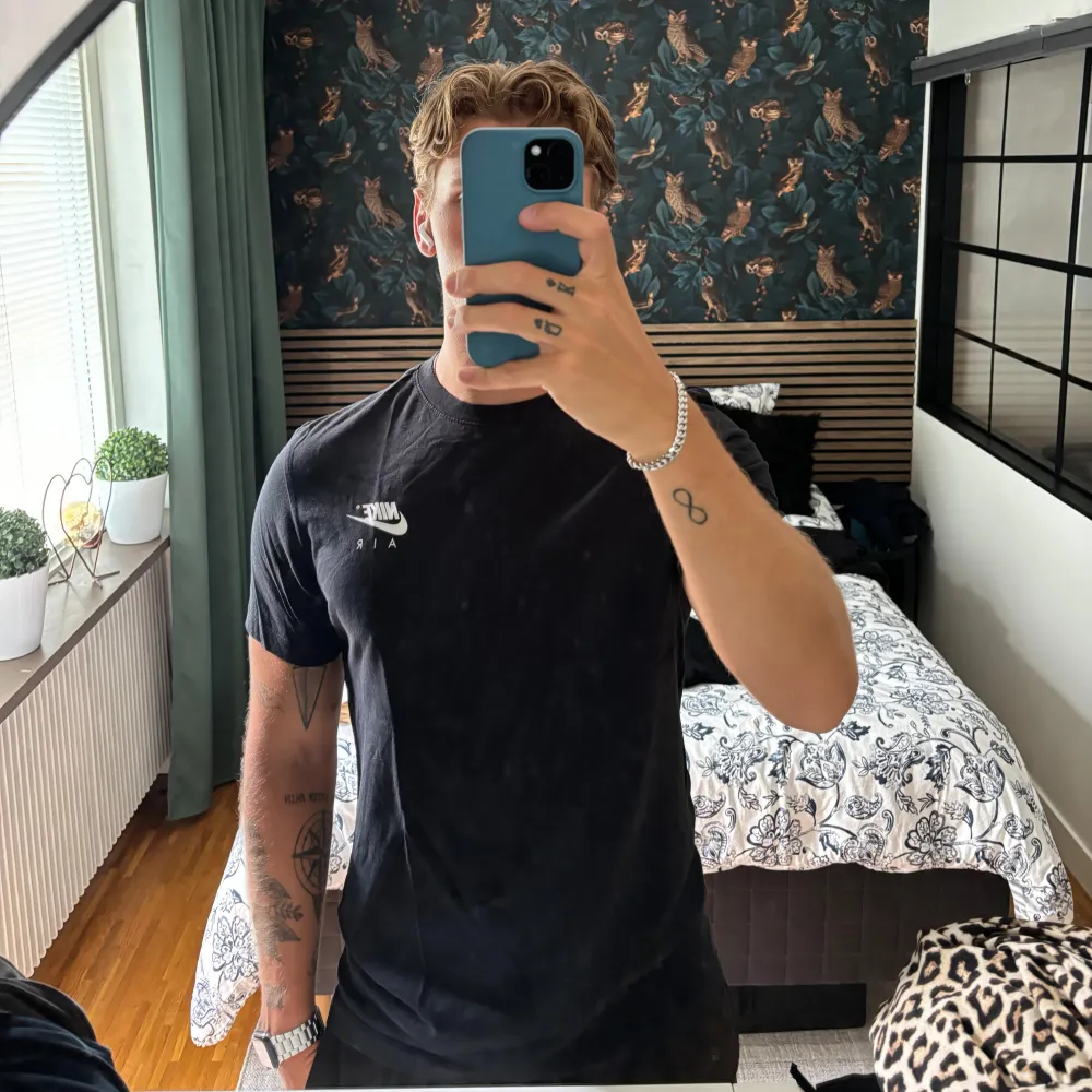 Säljer denna unika Nike T-shirt med coolt tryck på ryggen. Använd ca 3-5 gånger och är i ett väldigt fint skick! Storlek M  Modell: 187cm 83kg. T-shirts.