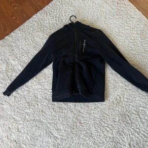 Sail racing zip hoodie - Stl:160 Finns ett ihopsytt hål på höger arm som visas på bilden.