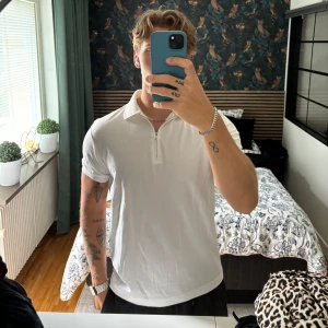 Vit Piké Selected Homme - Säljer denna vita pikén knappt använd, extremt skönt material och väldigt bra passform.  Storlek S   Modell 187cm 83kg 