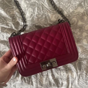 vinröd väska  - Vinrödväska från ginatricot, använd fåtal gånger men så gott som ny 