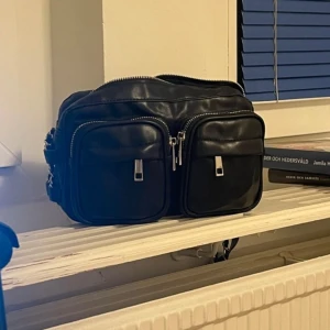 Svart axelremsväska från Noella - Svart axelremsväska från Noella - endast använd en gång, priset på en ny: 550kr  
