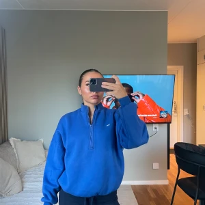  Blå hoodie - Säljer denna blåa hoodie från venderbys. Skriv privat för fler frågor eller bilder💙